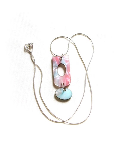 Collar de resina marmolada rosa y turquesa con colgante doble