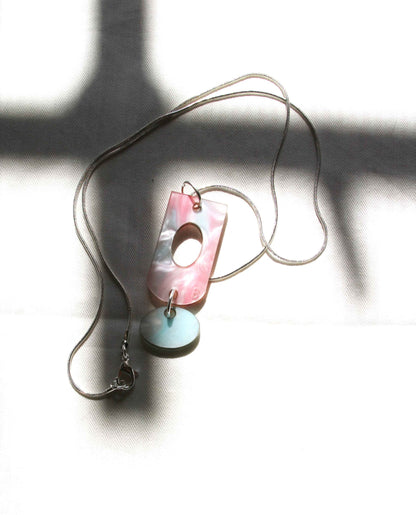 Collar de resina marmolada rosa y turquesa con colgante doble