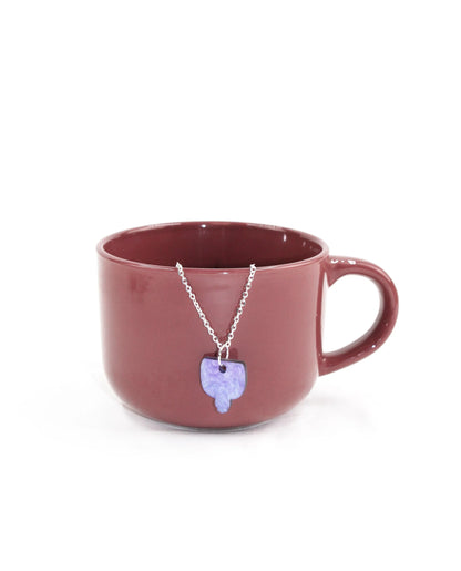 Collar plateado con colgante morado marmolado