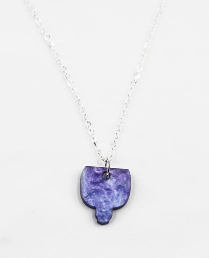 Collar plateado con colgante morado marmolado